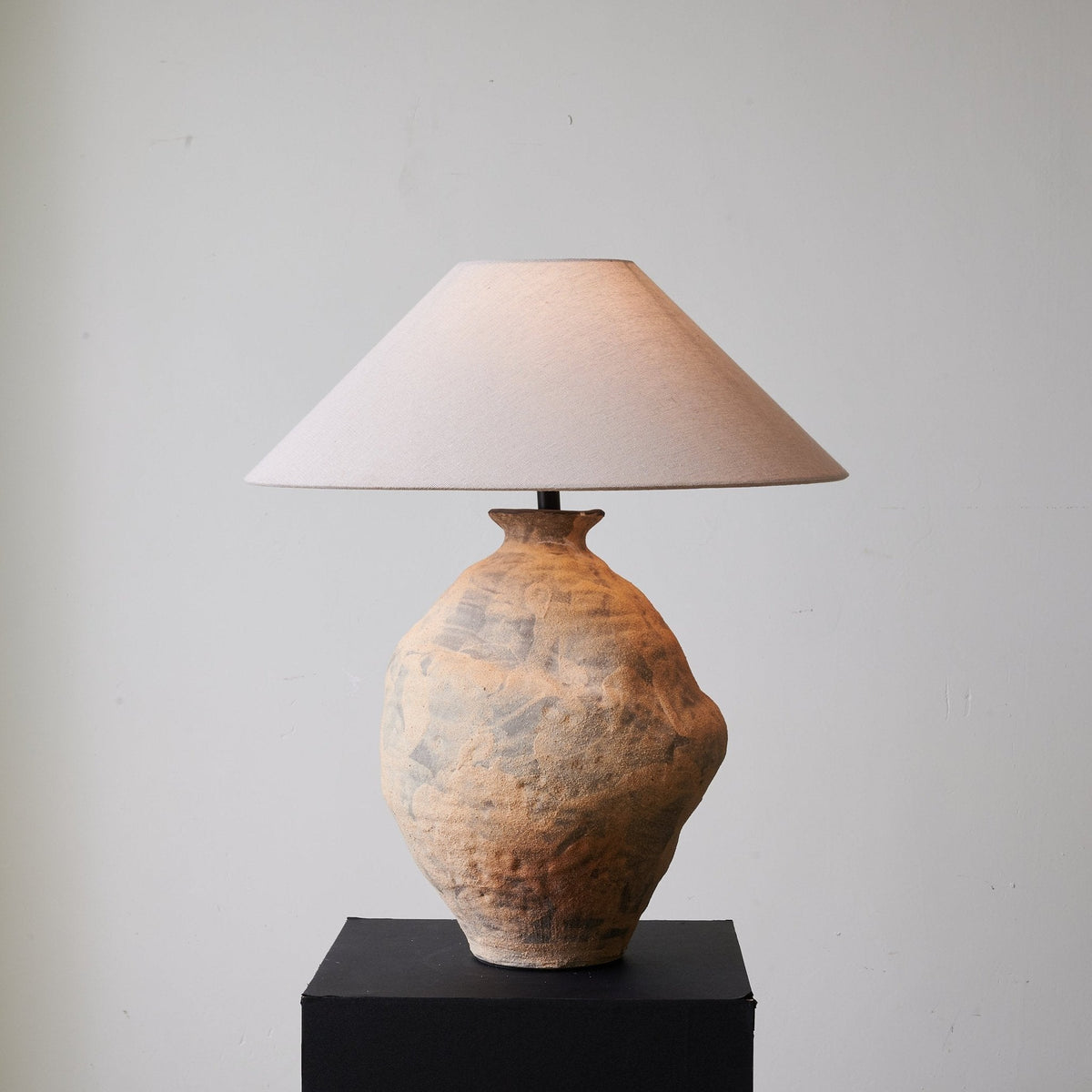 Terierelia Tischleuchte aus Keramik im Wabi-Sabi-Stil in Terrakotta & Beige