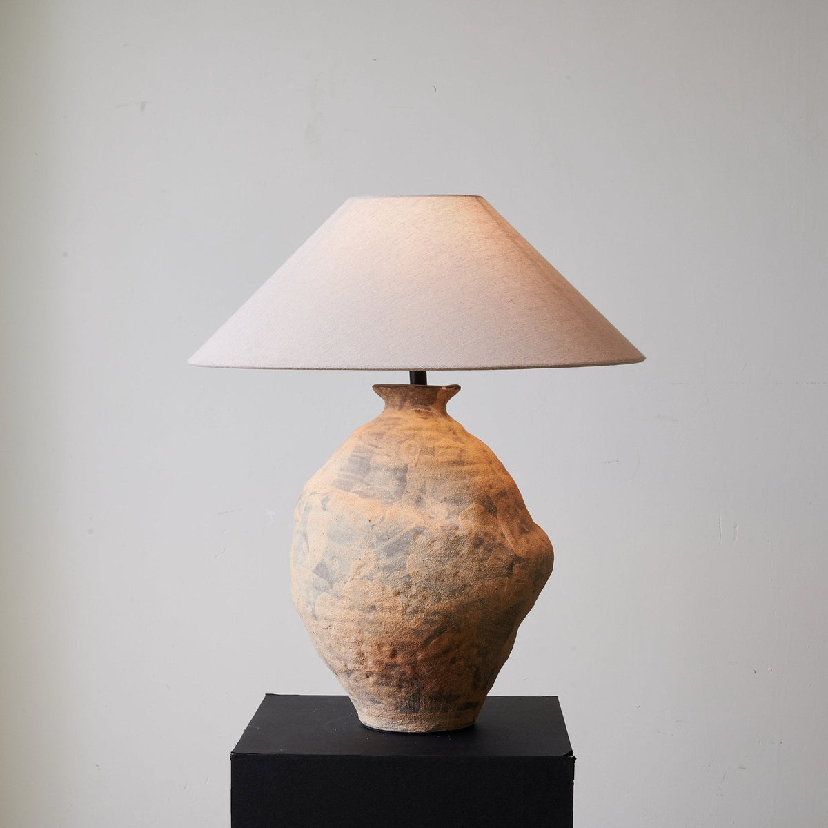 Terierelia Tischleuchte aus Keramik im Wabi-Sabi-Stil in Terrakotta & Beige