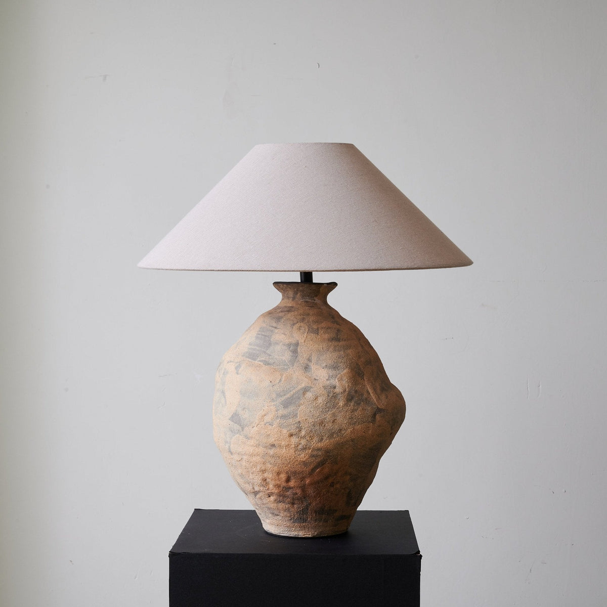 Terierelia Tischleuchte aus Keramik im Wabi-Sabi-Stil in Terrakotta & Beige
