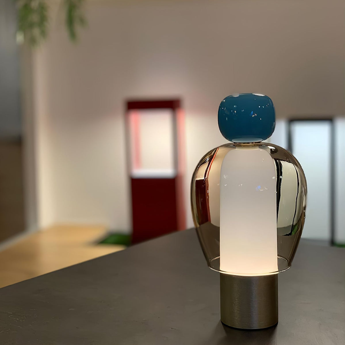 Nara Tischleuchte aus Glas in künstlerischer Gestaltung