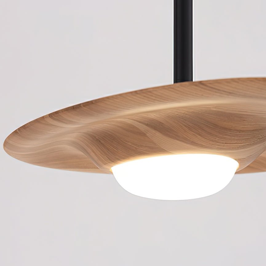 Cesilis Pendelleuchte aus Holz