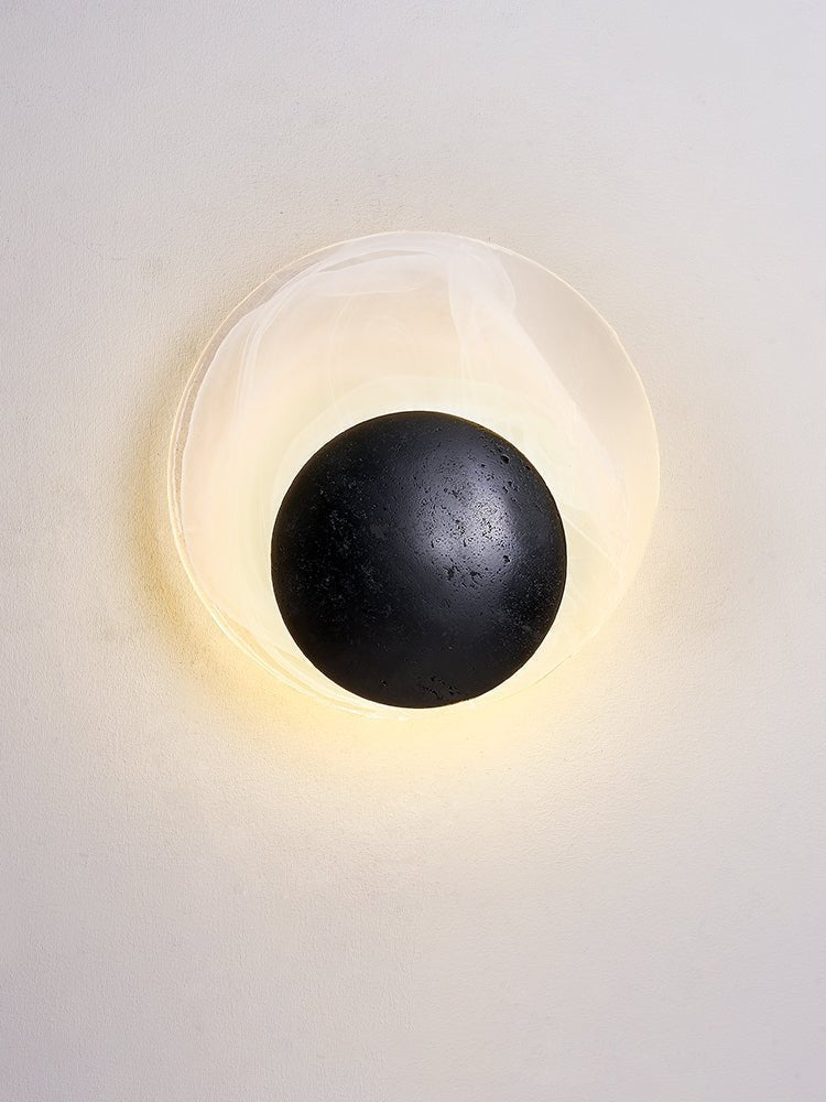 Orla Cosmica Eclipse Schwarze Travertin-Shell-Wandleuchte