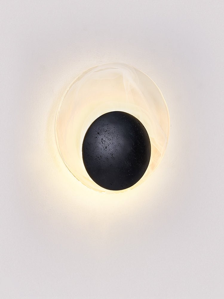 Orla Cosmica Eclipse Schwarze Travertin-Shell-Wandleuchte