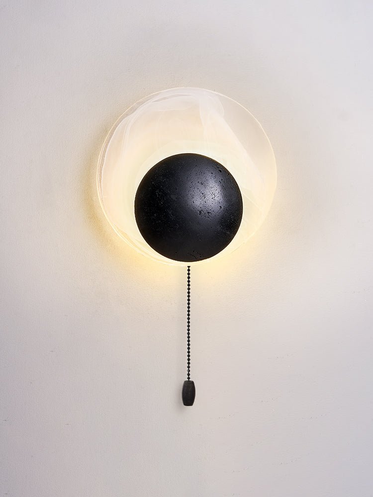 Orla Cosmica Eclipse Schwarze Travertin-Shell-Wandleuchte