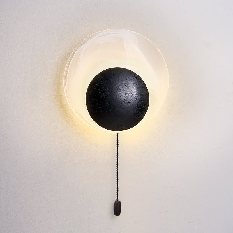 Orla Cosmica Eclipse Schwarze Travertin-Shell-Wandleuchte