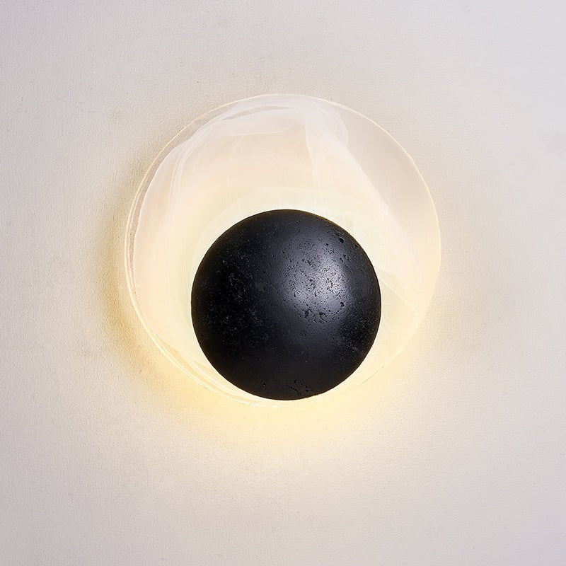 Orla Cosmica Eclipse Schwarze Travertin-Shell-Wandleuchte