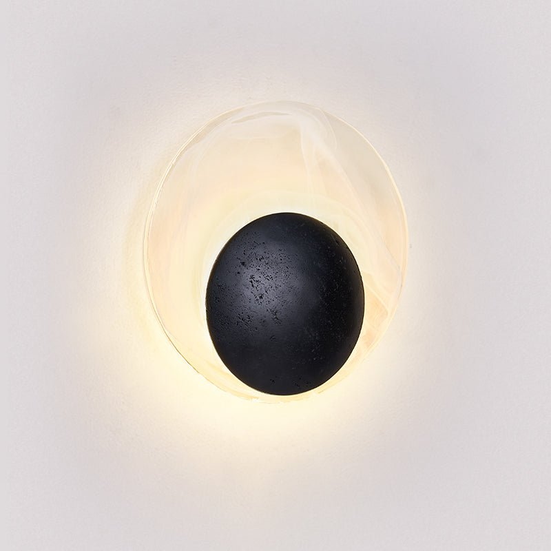 Orla Cosmica Eclipse Schwarze Travertin-Shell-Wandleuchte