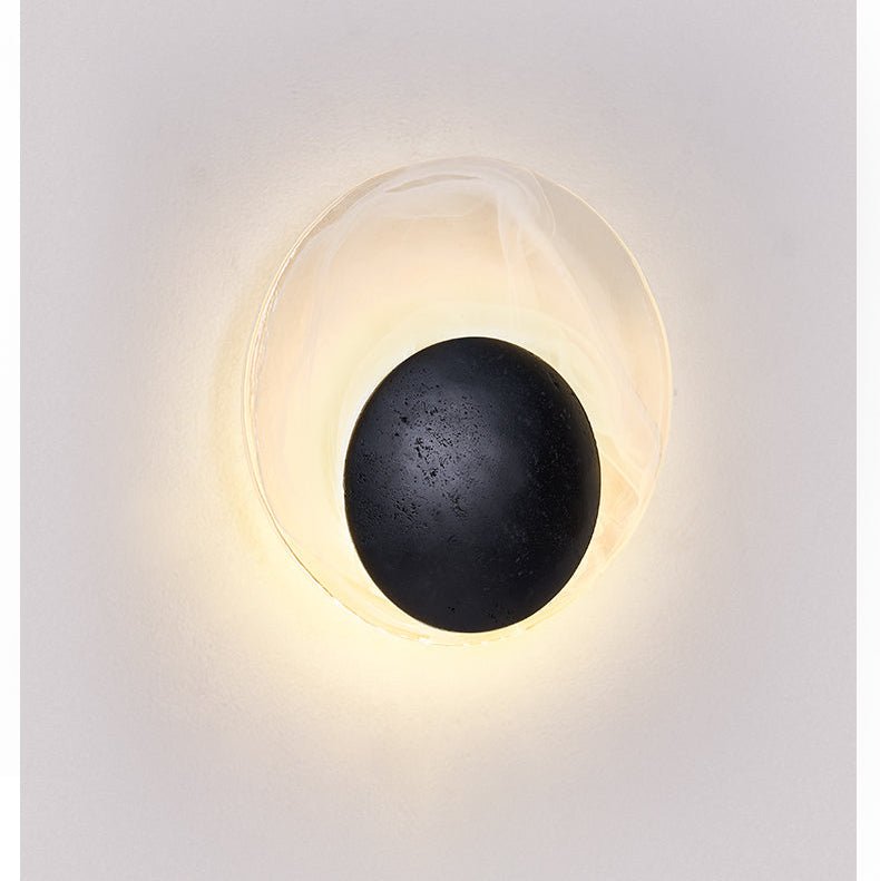 Orla Cosmica Eclipse Schwarze Travertin-Shell-Wandleuchte