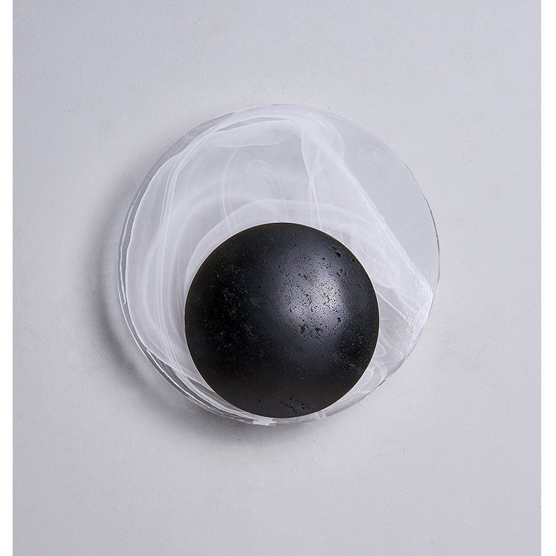 Orla Cosmica Eclipse Schwarze Travertin-Shell-Wandleuchte