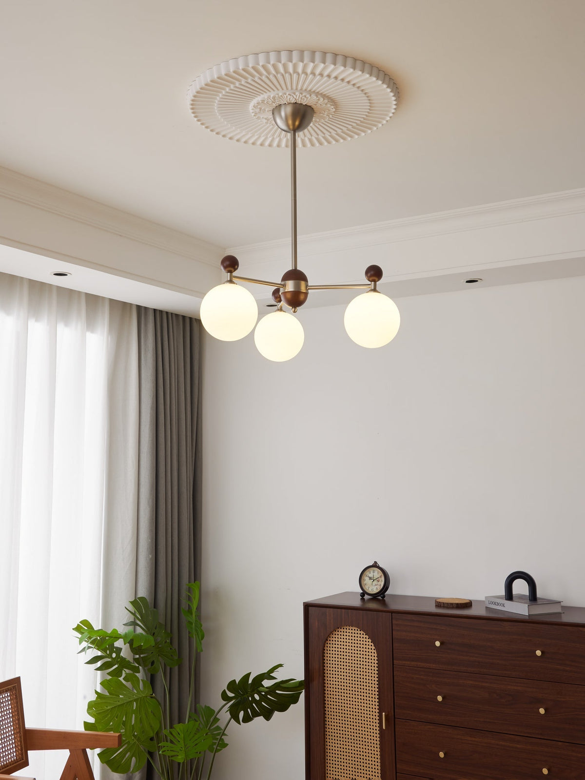 Cimirora Kronleuchter aus Holz und Glas im traditionellen Stil