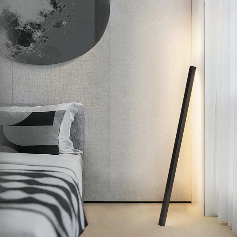 Arisha Minimalistische Linear LED Stehleuchte Schwarz/Gold Ess/Wohnzimmer Metall