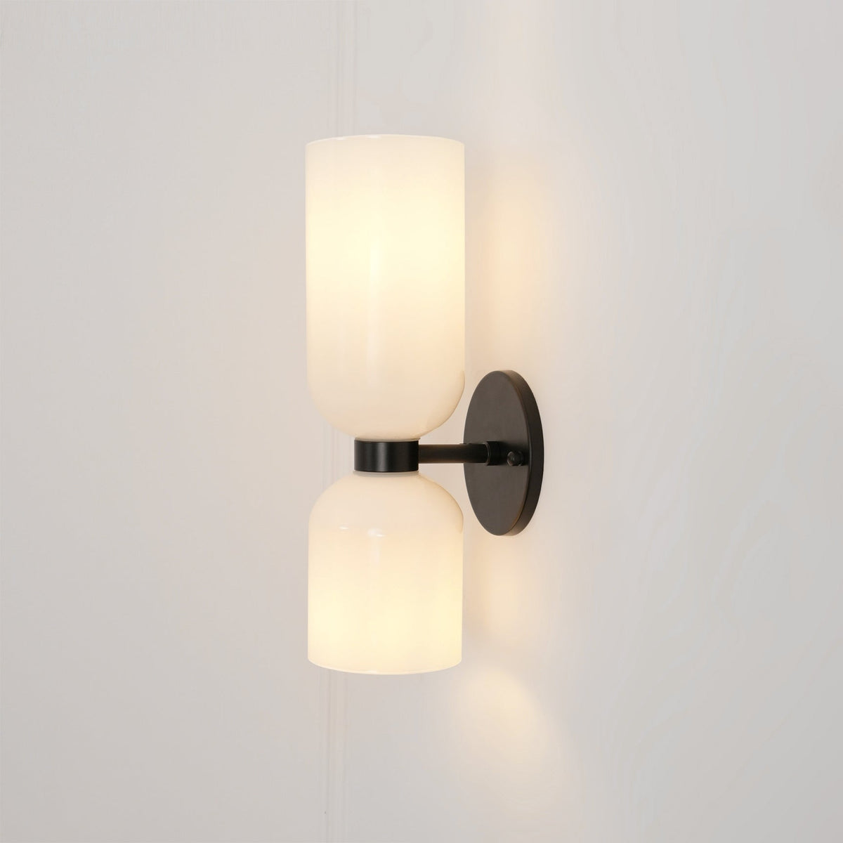 Bryn zeitgenössische minimalistische Wandleuchte aus Glas