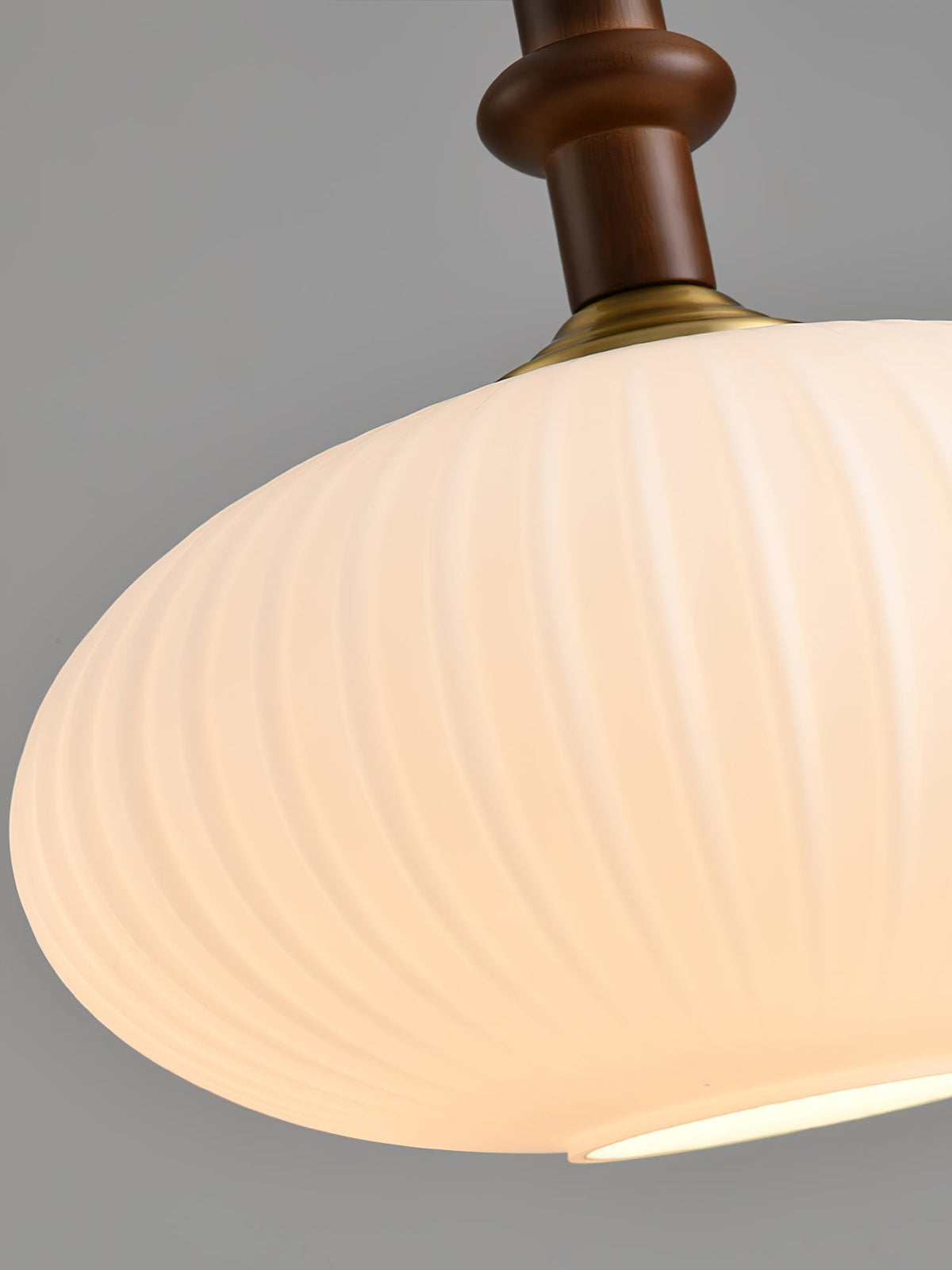 Iliror Traditionelle Pendelleuchte aus Holz und Glas