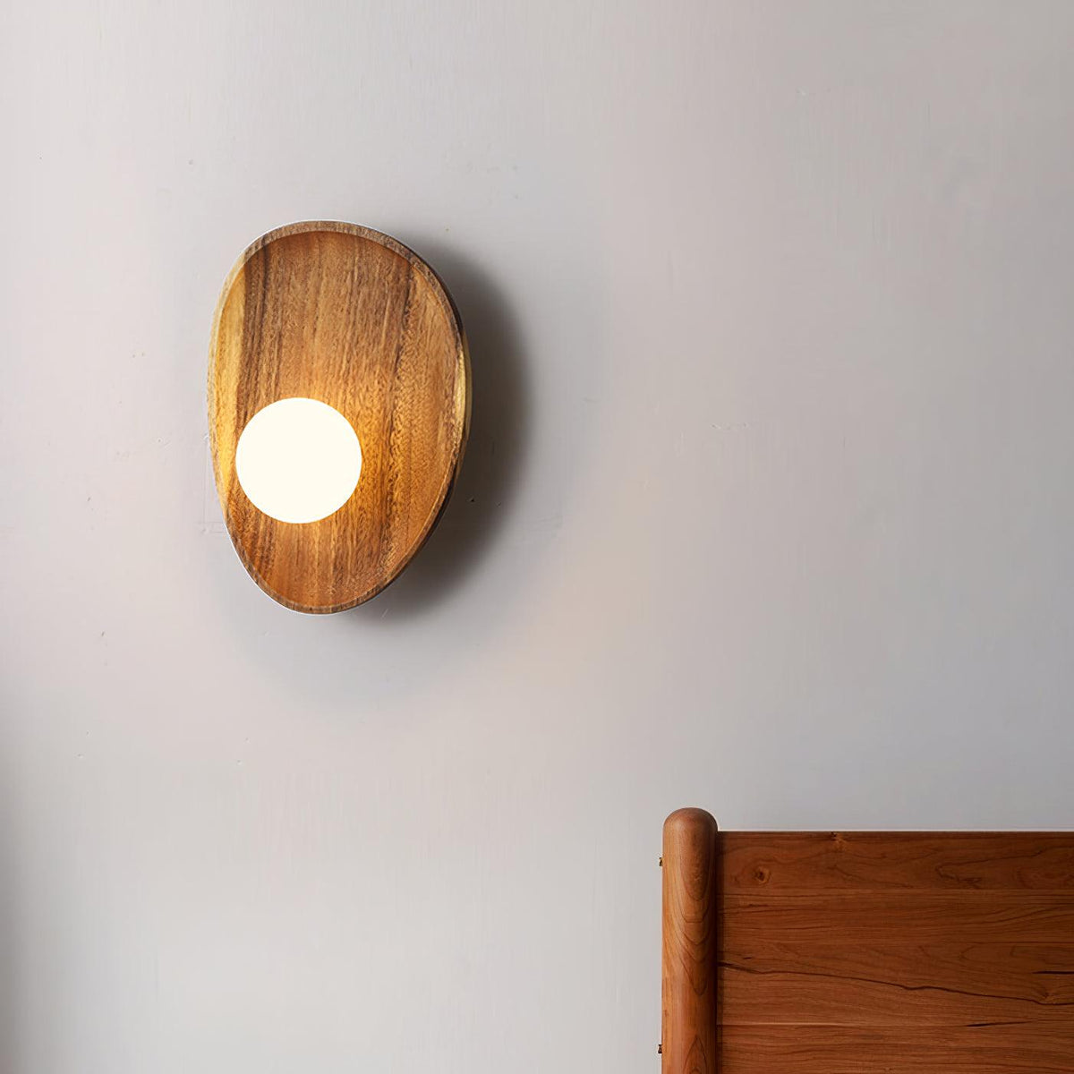 Sylaise zeitgenössische minimalistische Wandleuchte aus Holz und Glas