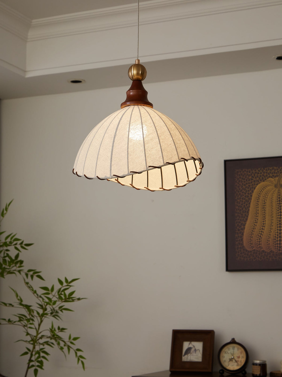 Earian Pendelleuchte aus Holz und Stoff im eleganten Design