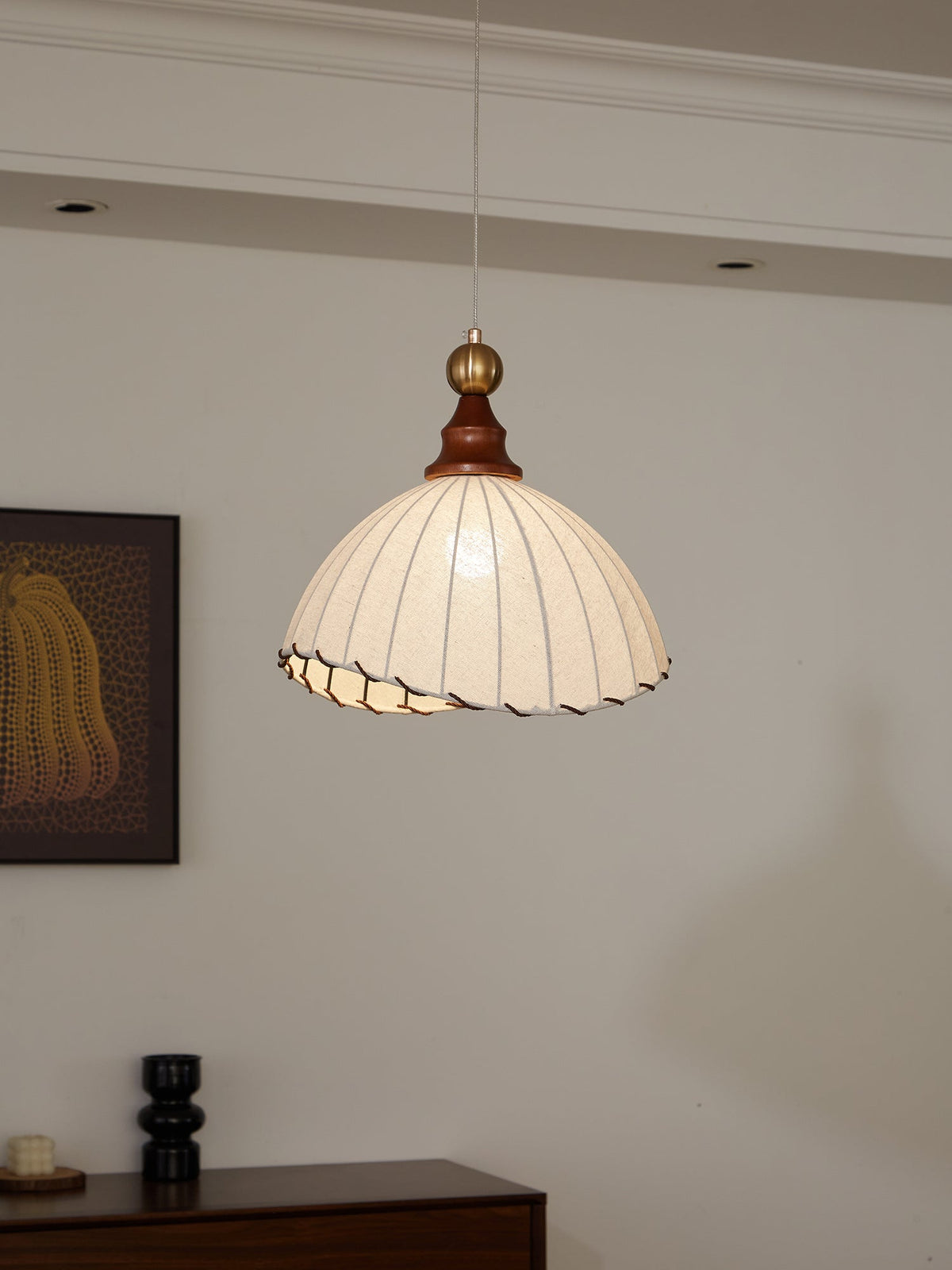 Earian Pendelleuchte aus Holz und Stoff im eleganten Design