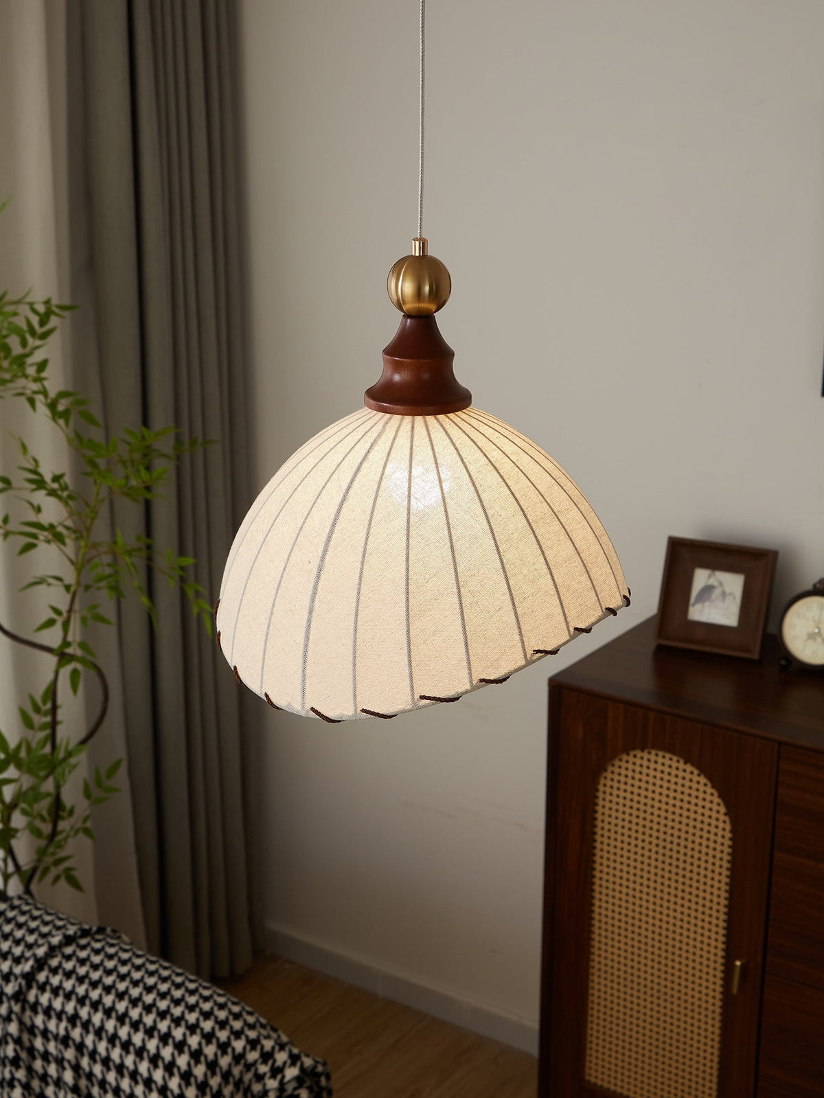 Earian Pendelleuchte aus Holz und Stoff im eleganten Design