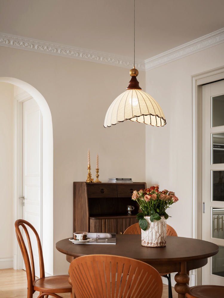 Earian Pendelleuchte aus Holz und Stoff im eleganten Design
