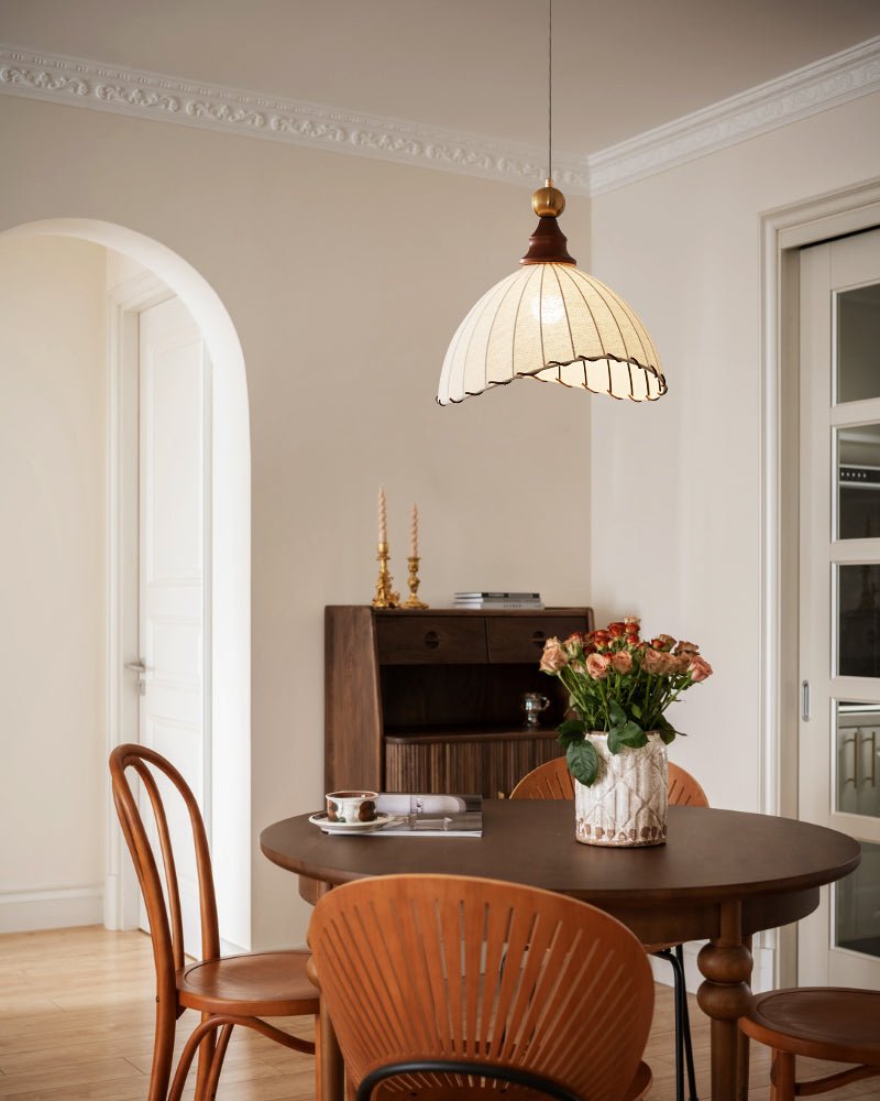 Earian Pendelleuchte aus Holz und Stoff im eleganten Design