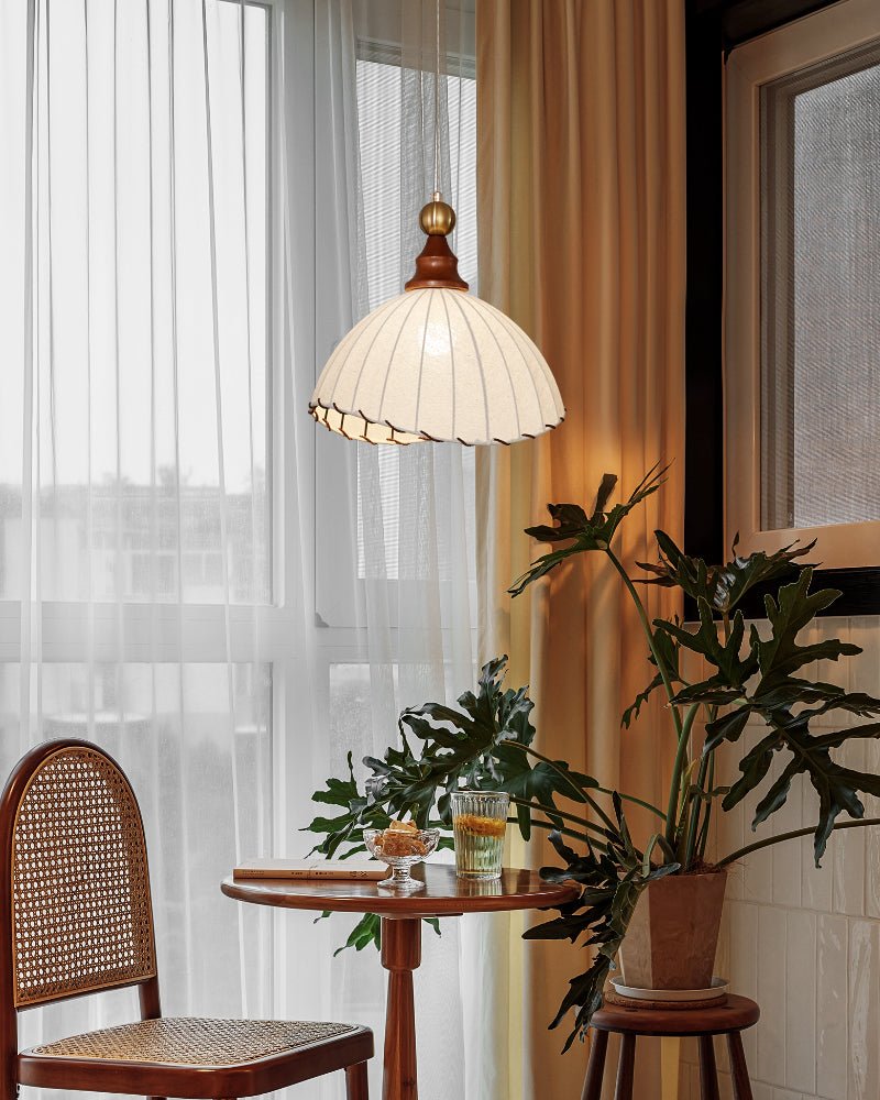 Earian Pendelleuchte aus Holz und Stoff im eleganten Design