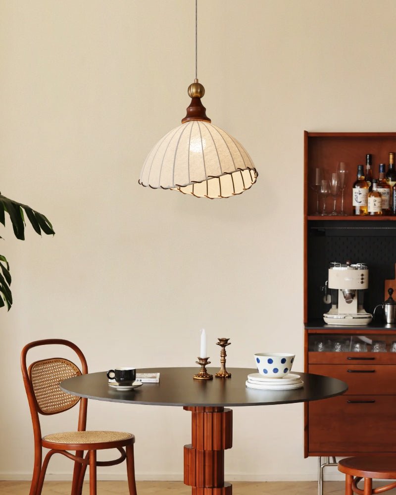 Earian Pendelleuchte aus Holz und Stoff im eleganten Design