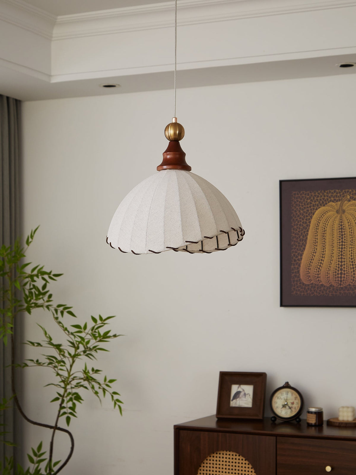 Earian Pendelleuchte aus Holz und Stoff im eleganten Design