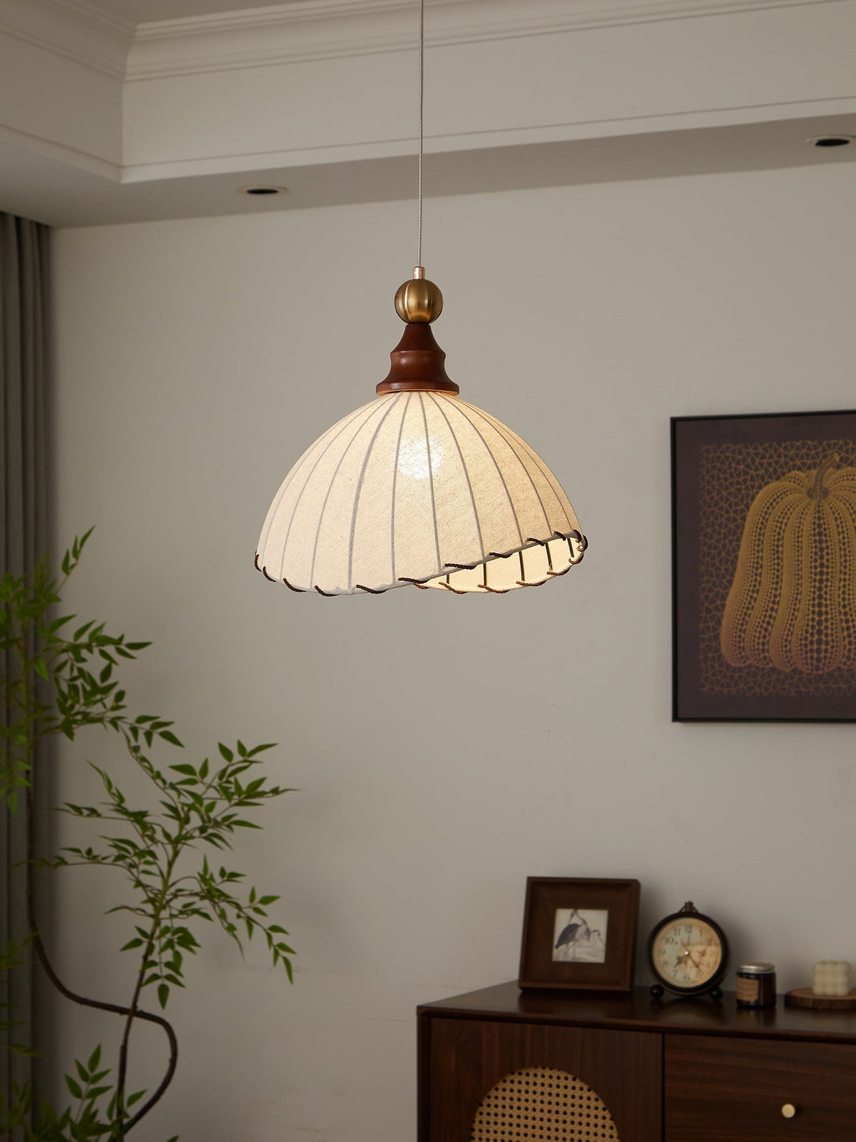 Earian Pendelleuchte aus Holz und Stoff im eleganten Design