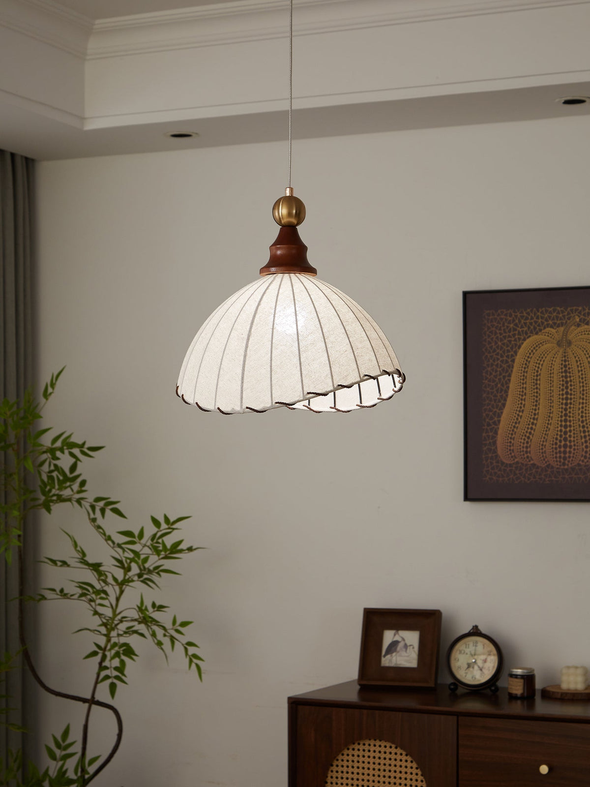 Earian Pendelleuchte aus Holz und Stoff im eleganten Design