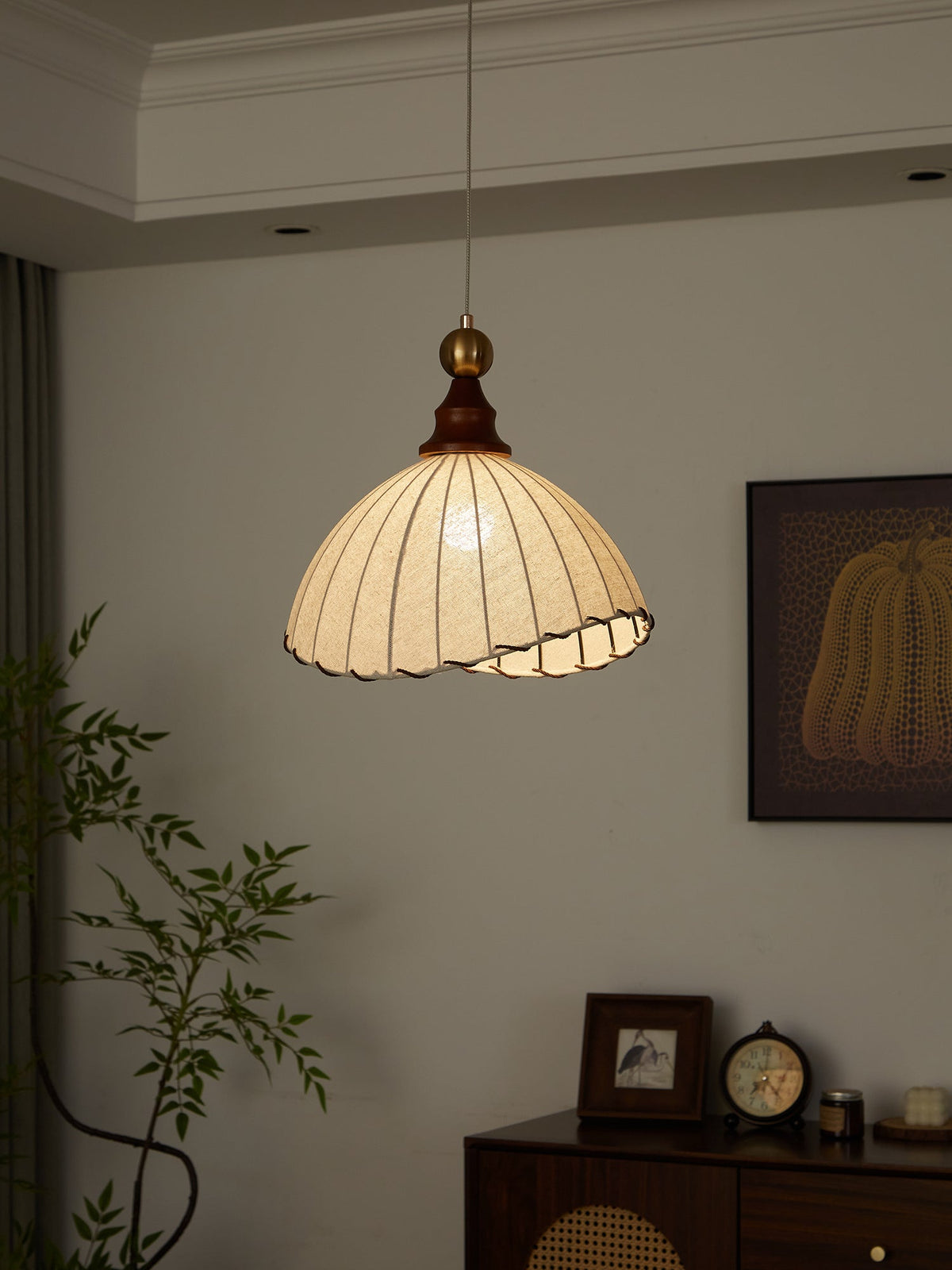Earian Pendelleuchte aus Holz und Stoff im eleganten Design