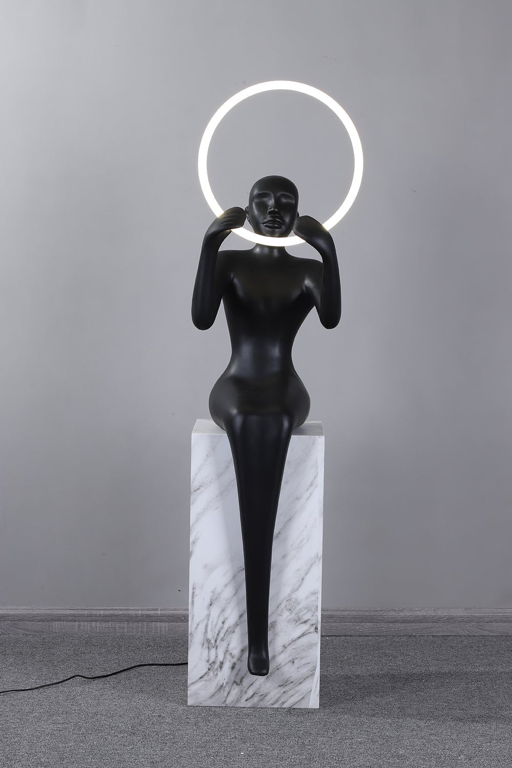 Orelaielle Stehleuchte in Schwarz