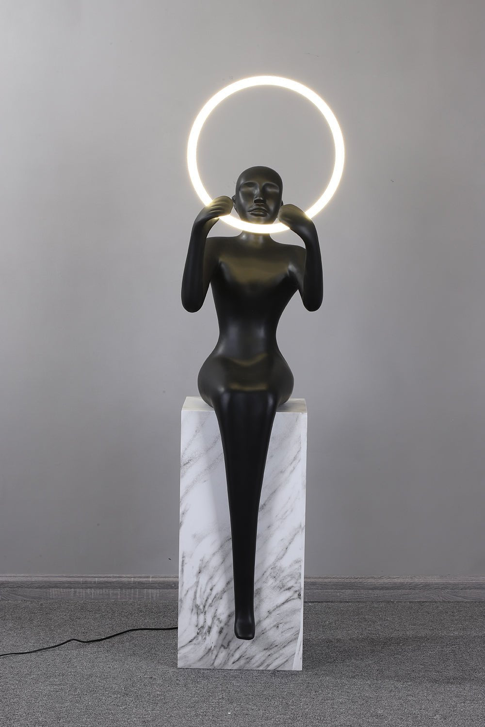 Orelaielle Stehleuchte in Schwarz