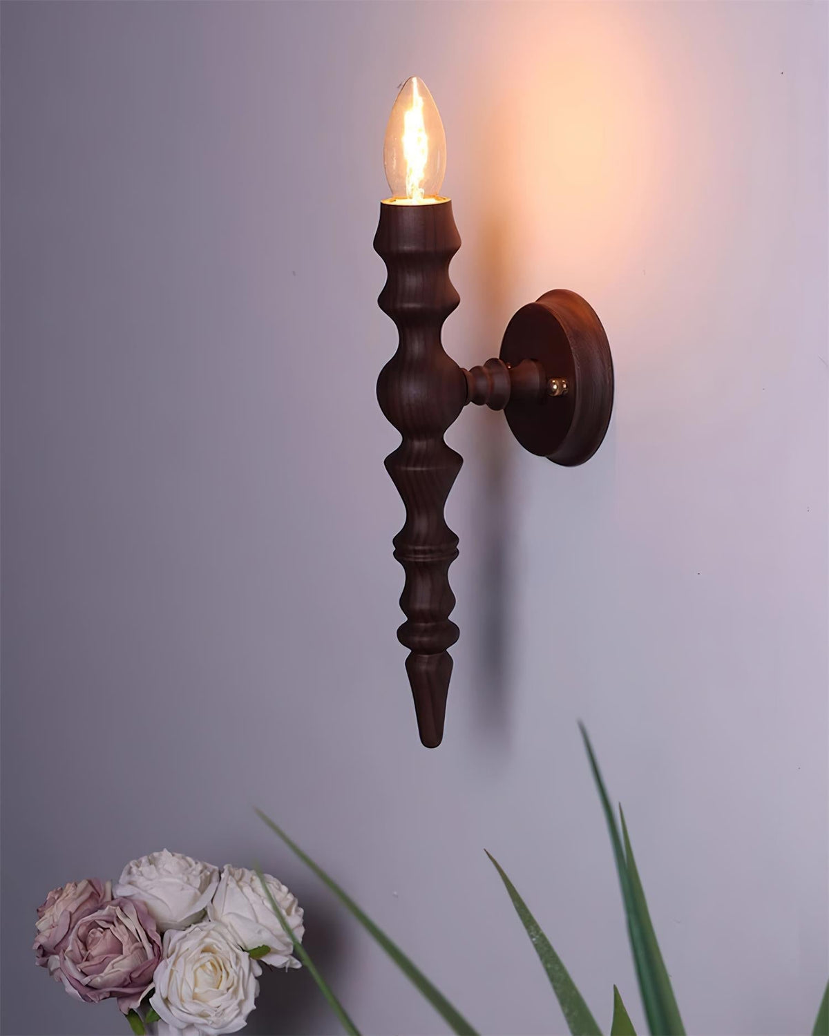 Wandleuchte im modernen Vintage-Stil mit Holzkörper in verschiedenen Holzoberflächen