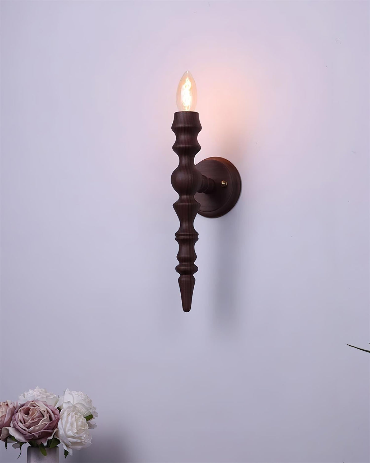 Wandleuchte im modernen Vintage-Stil mit Holzkörper in verschiedenen Holzoberflächen