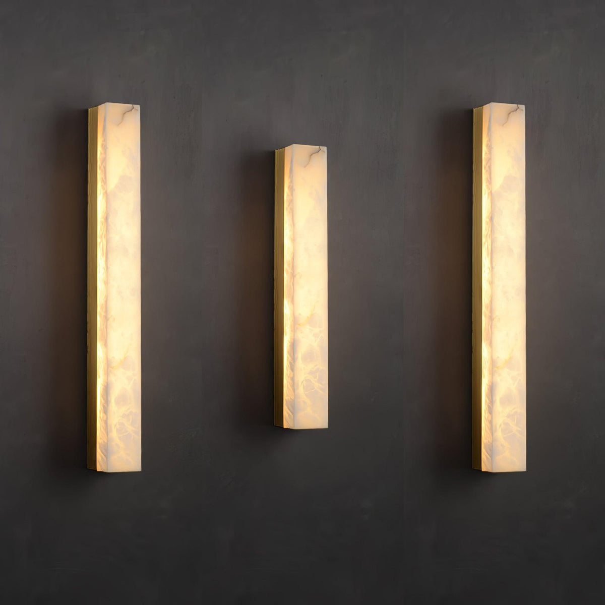 Quill Wandleuchte aus Messing mit Alabaster-Lampenschirm