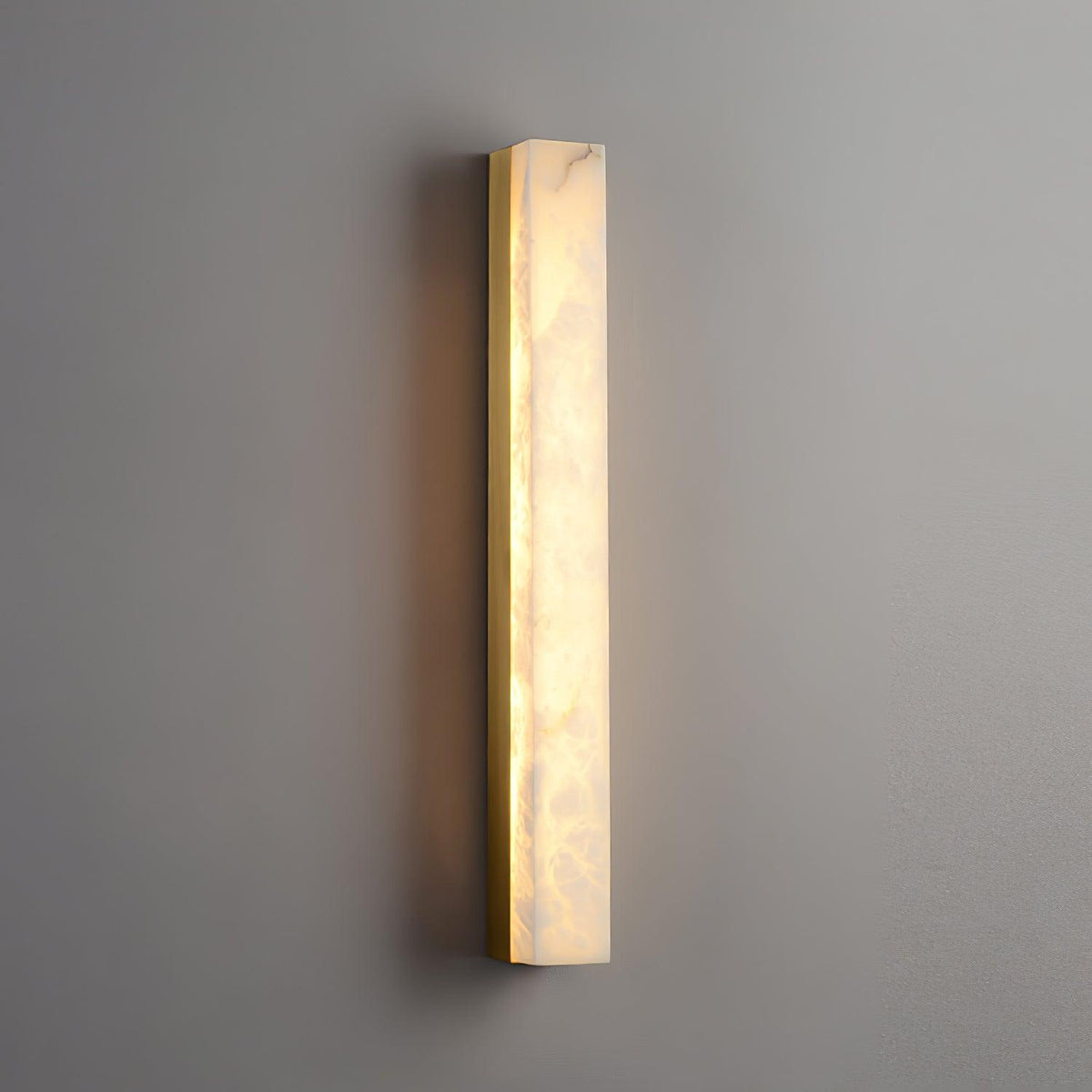 Quill Wandleuchte aus Messing mit Alabaster-Lampenschirm