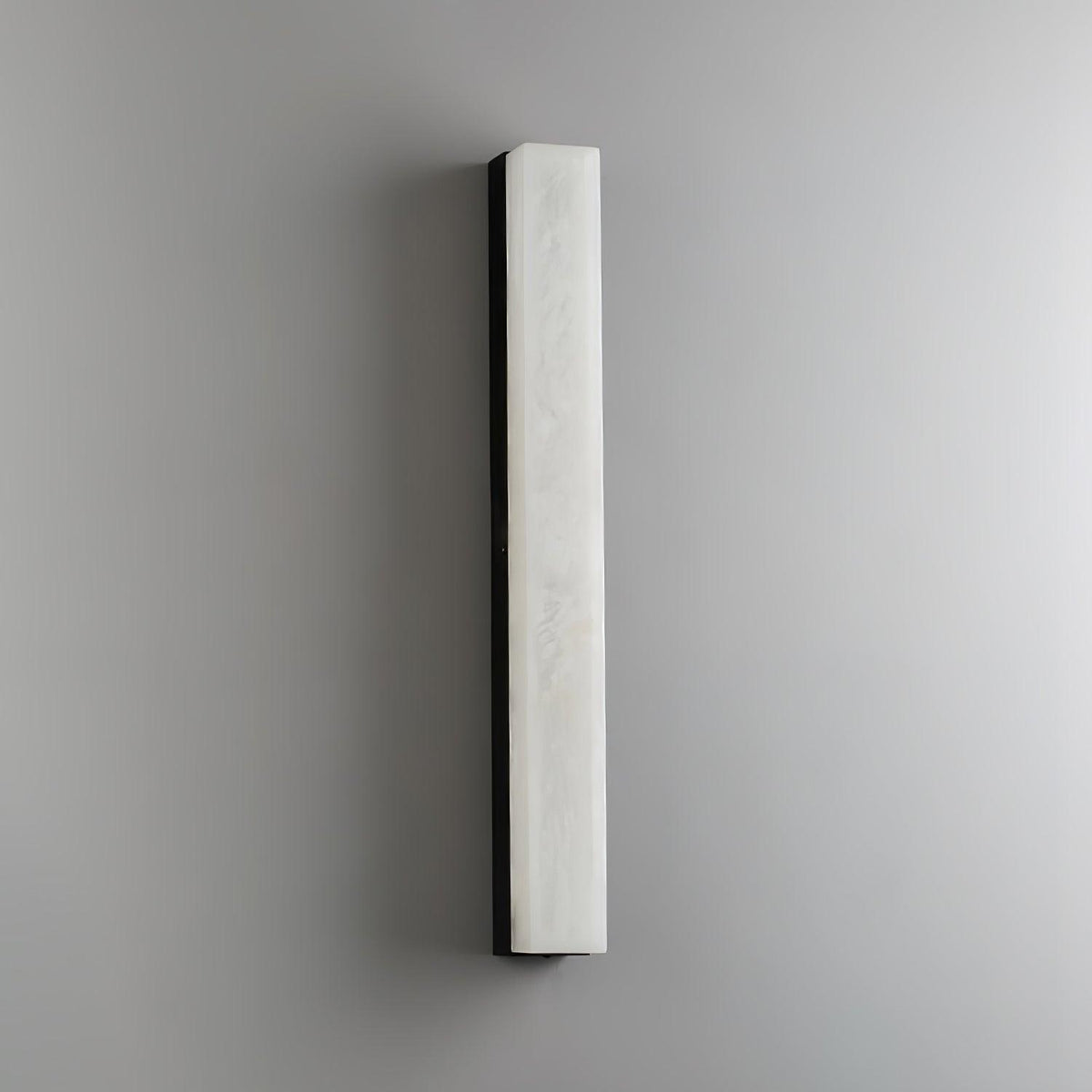 Quill Wandleuchte aus Messing mit Alabaster-Lampenschirm