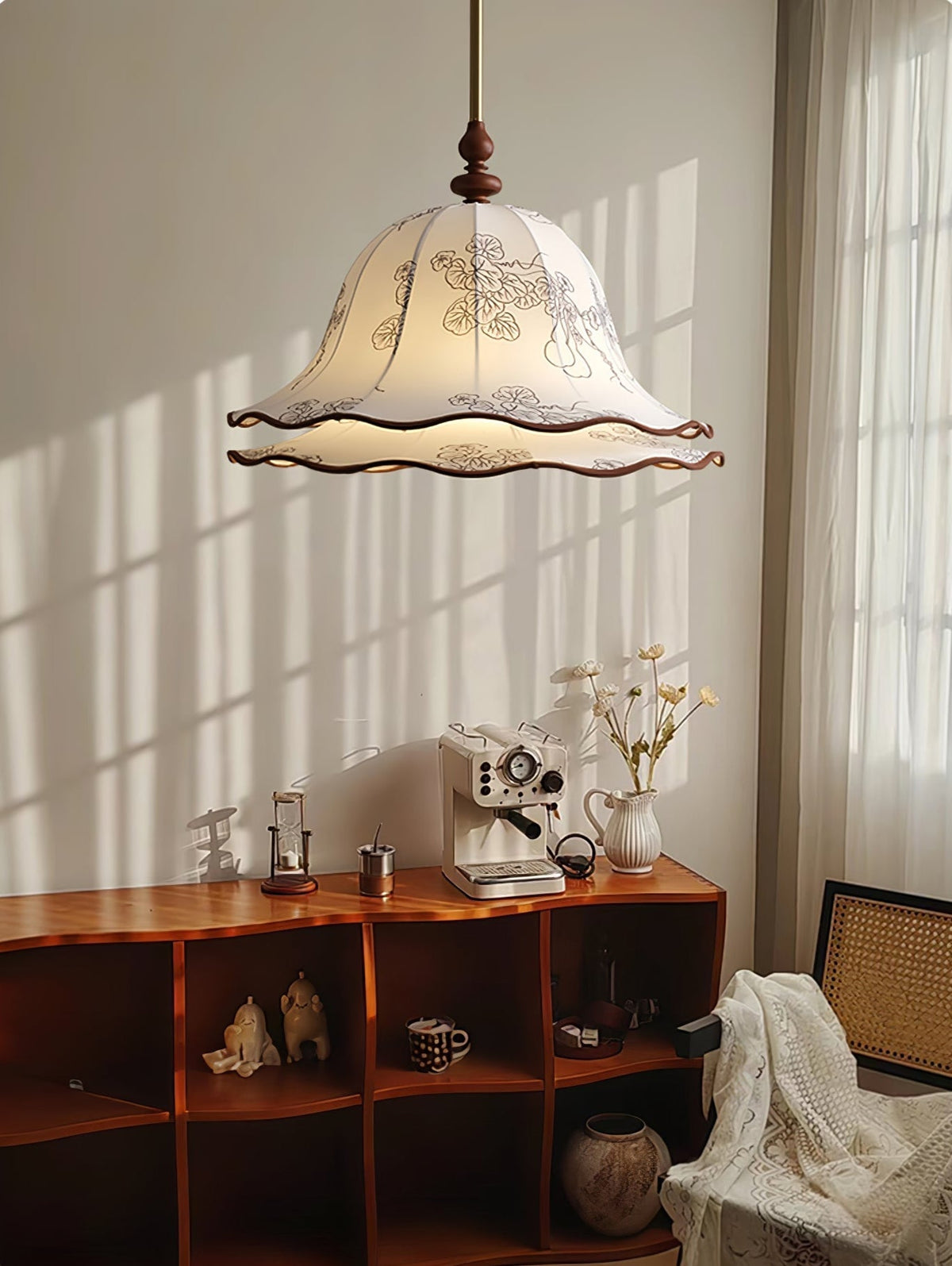 Ilsilis traditionelle Eleganz Blumengestellter Stoff-Holz-Pendelleuchte