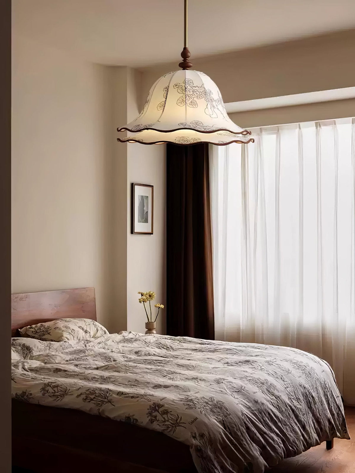 Ilsilis traditionelle Eleganz Blumengestellter Stoff-Holz-Pendelleuchte