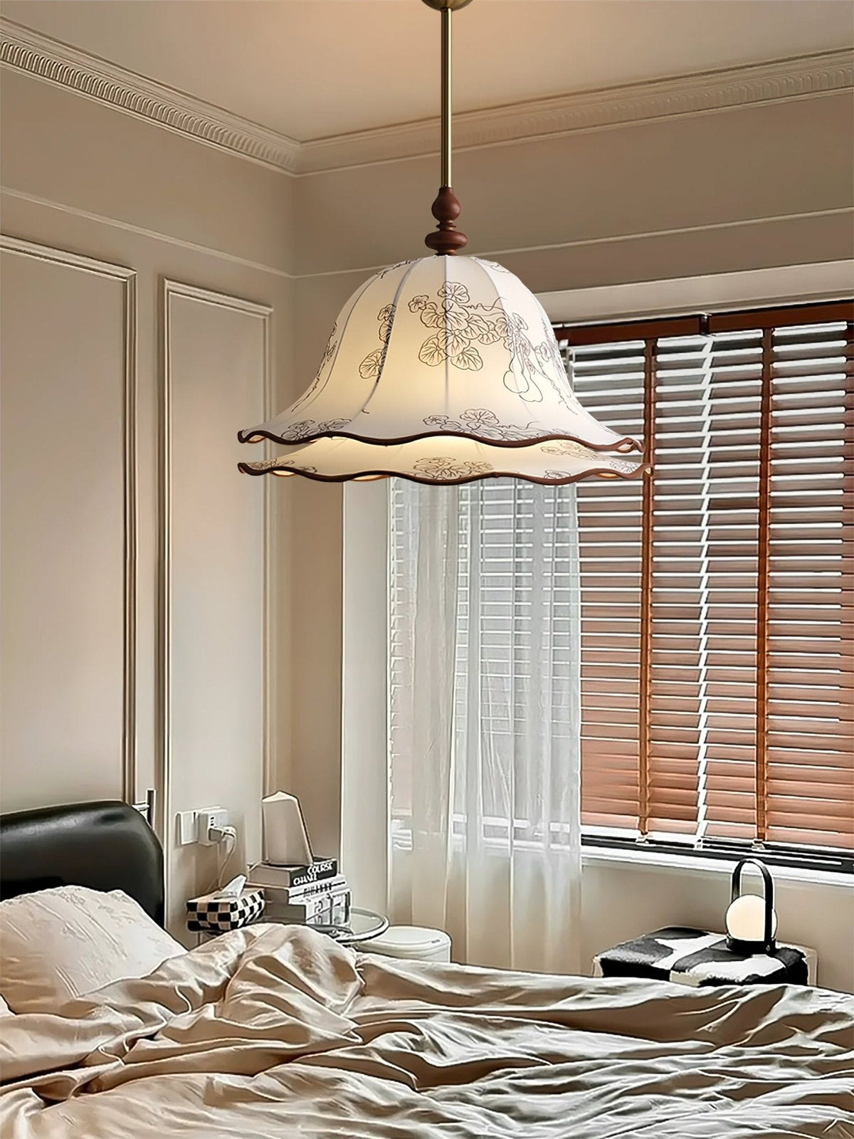 Ilsilis traditionelle Eleganz Blumengestellter Stoff-Holz-Pendelleuchte