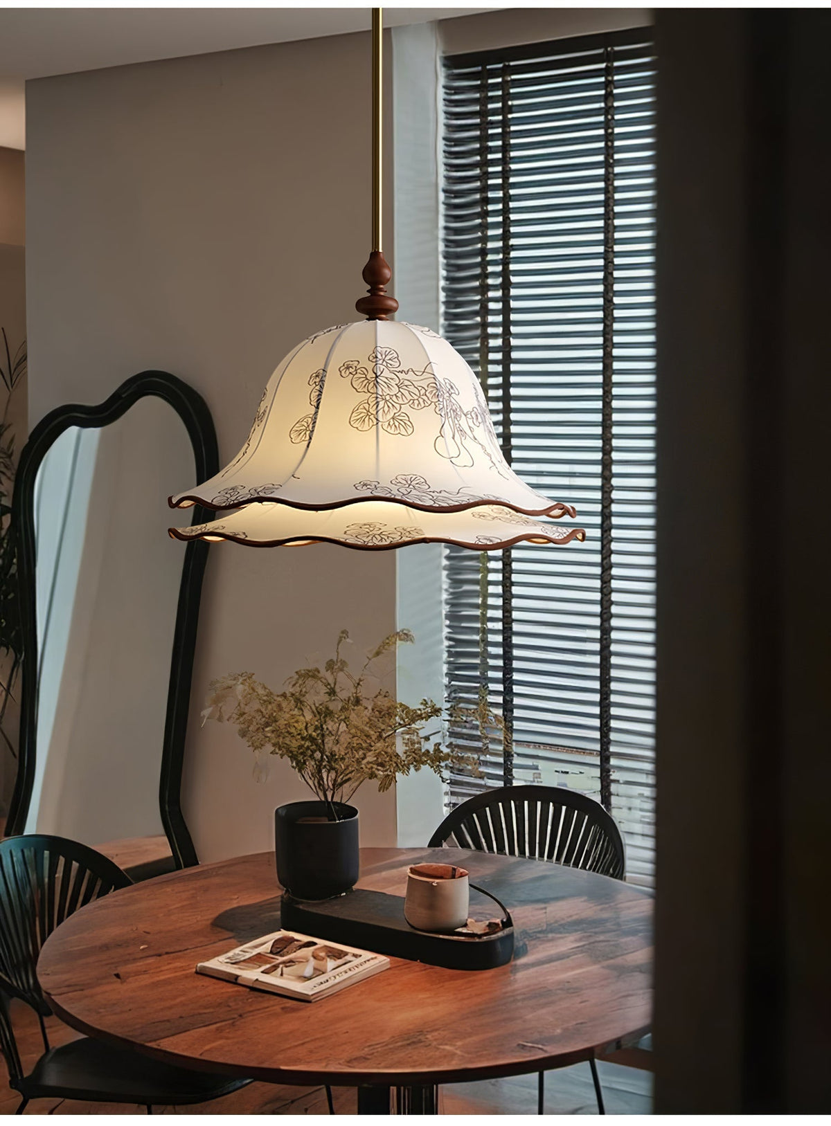 Ilsilis traditionelle Eleganz Blumengestellter Stoff-Holz-Pendelleuchte
