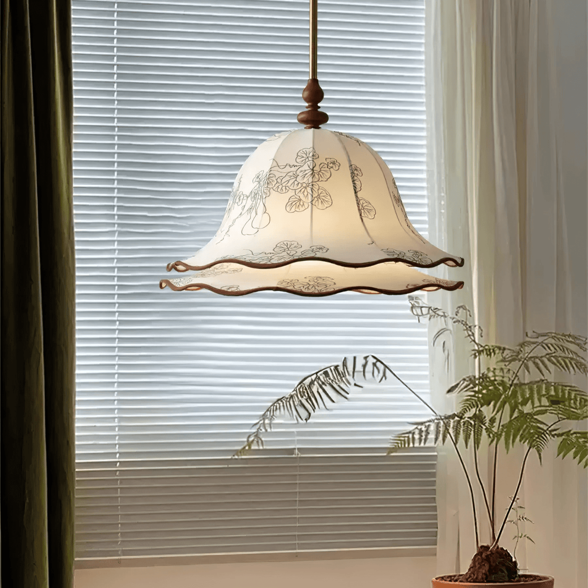 Ilsilis traditionelle Eleganz Blumengestellter Stoff-Holz-Pendelleuchte