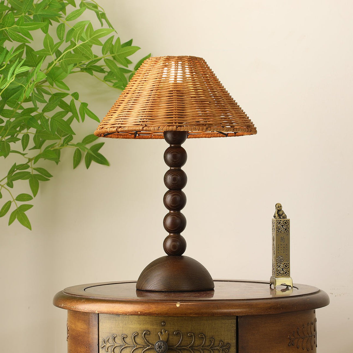 Auroran Tischleuchte aus Holz und Rattan