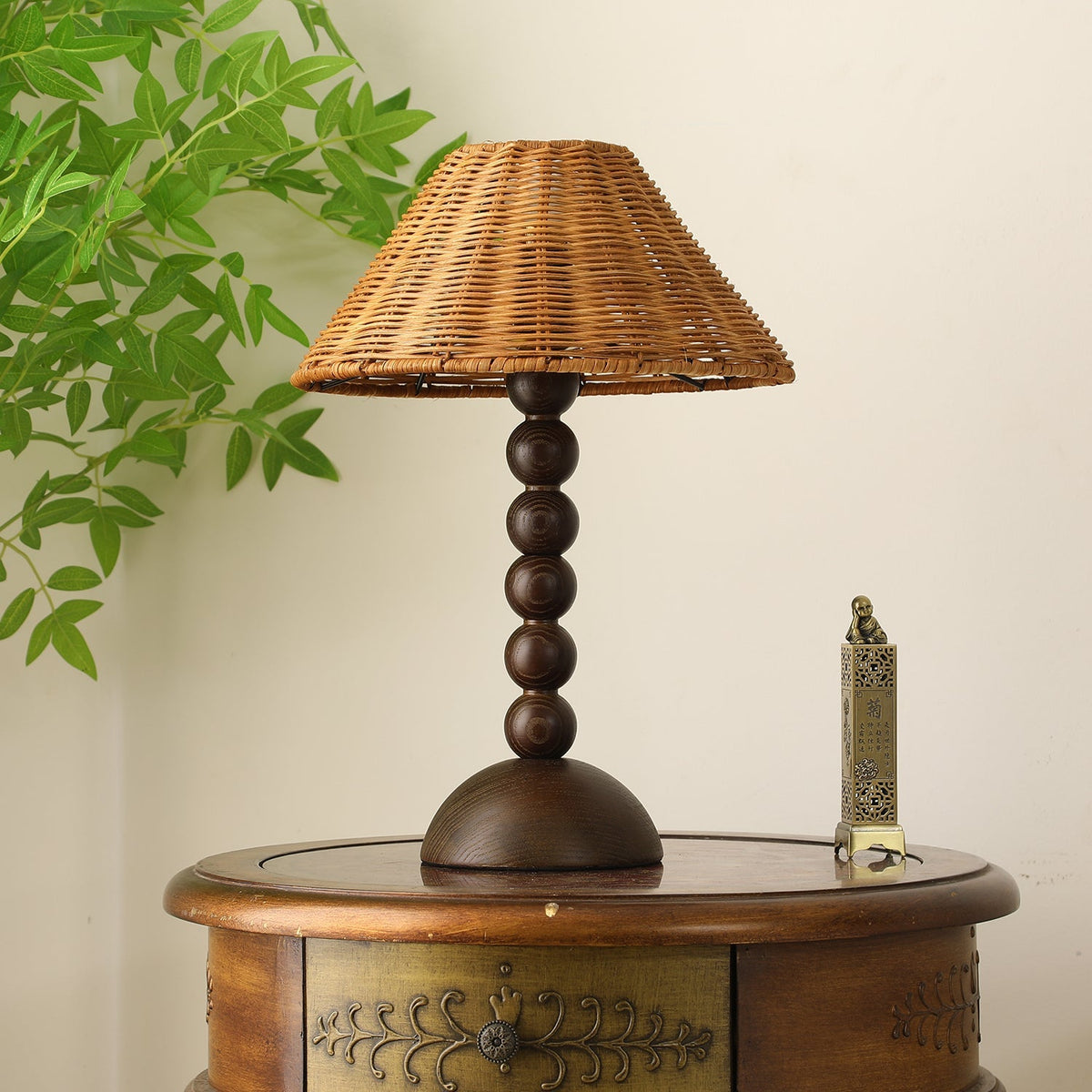 Auroran Tischleuchte aus Holz und Rattan