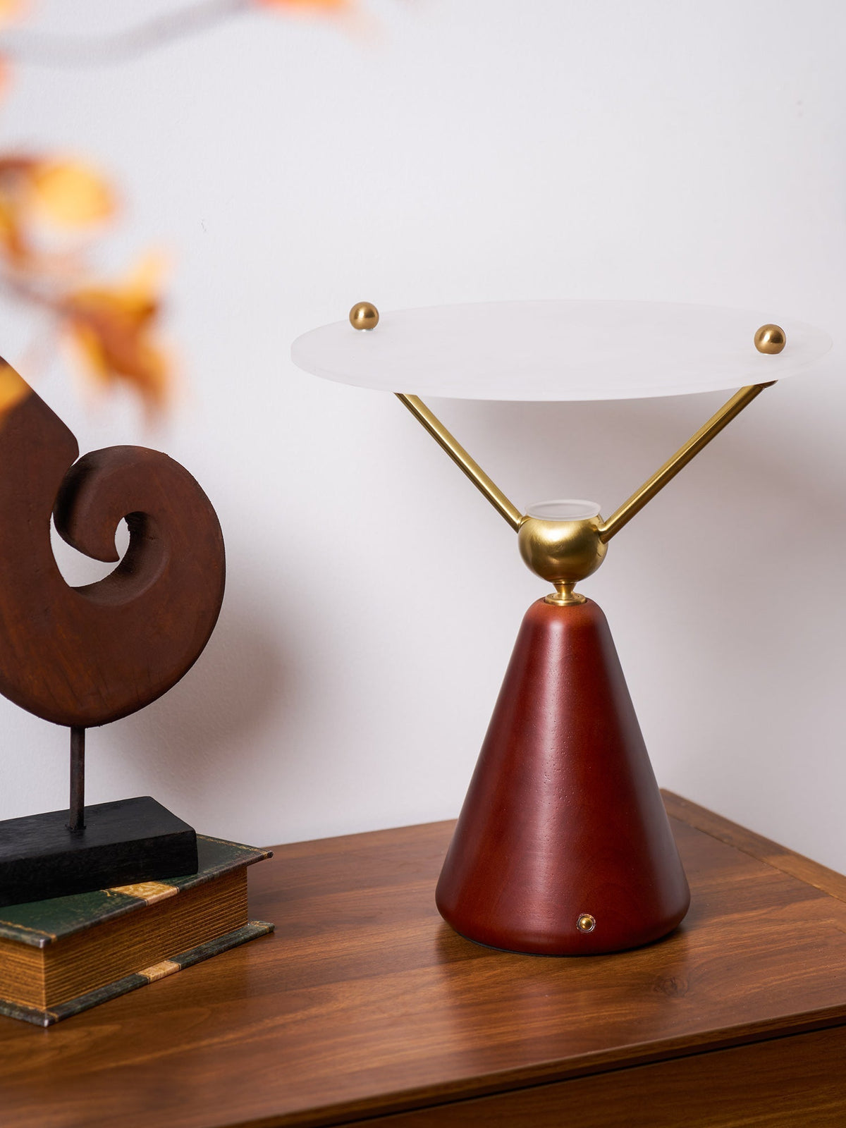 Balance Tischleuchte aus Holz im modernen Stil