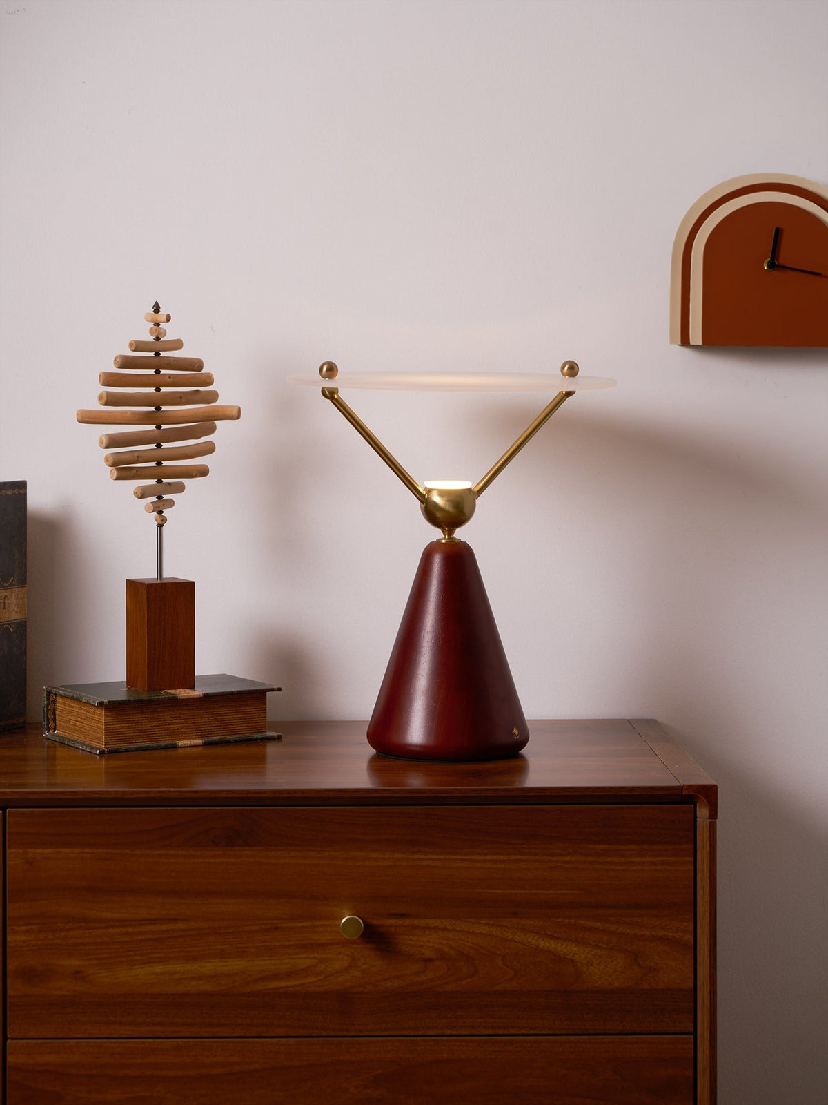 Balance Tischleuchte aus Holz im modernen Stil