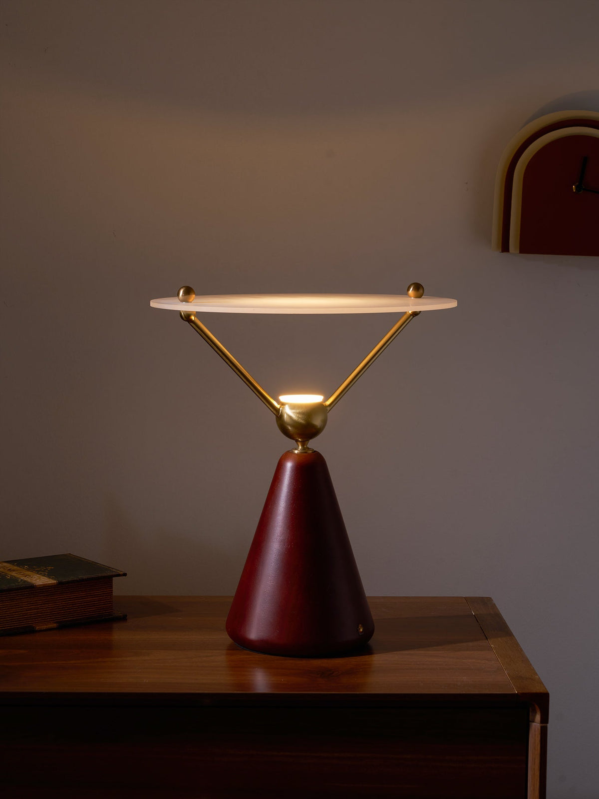 Balance Tischleuchte aus Holz im modernen Stil