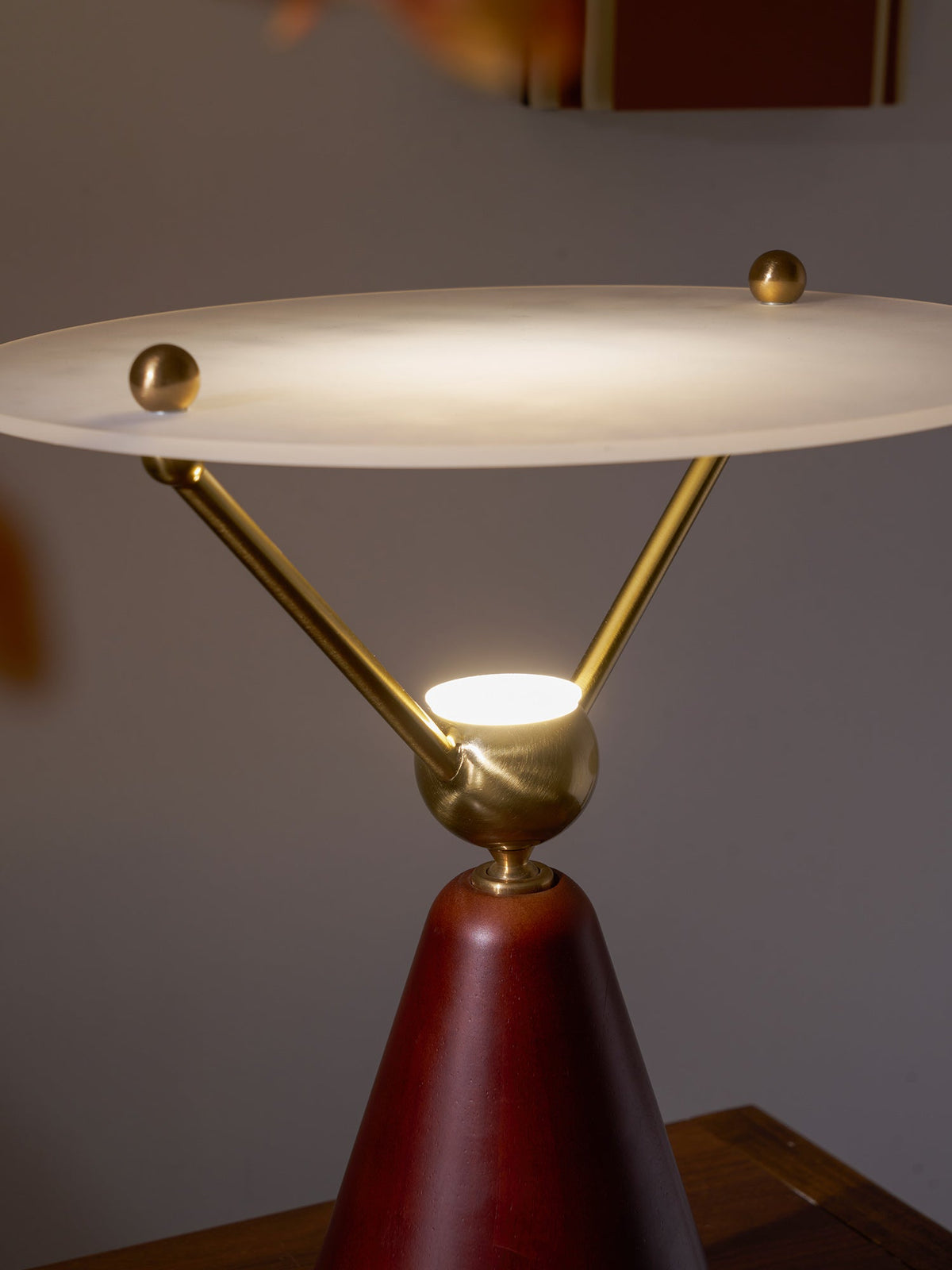 Balance Tischleuchte aus Holz im modernen Stil