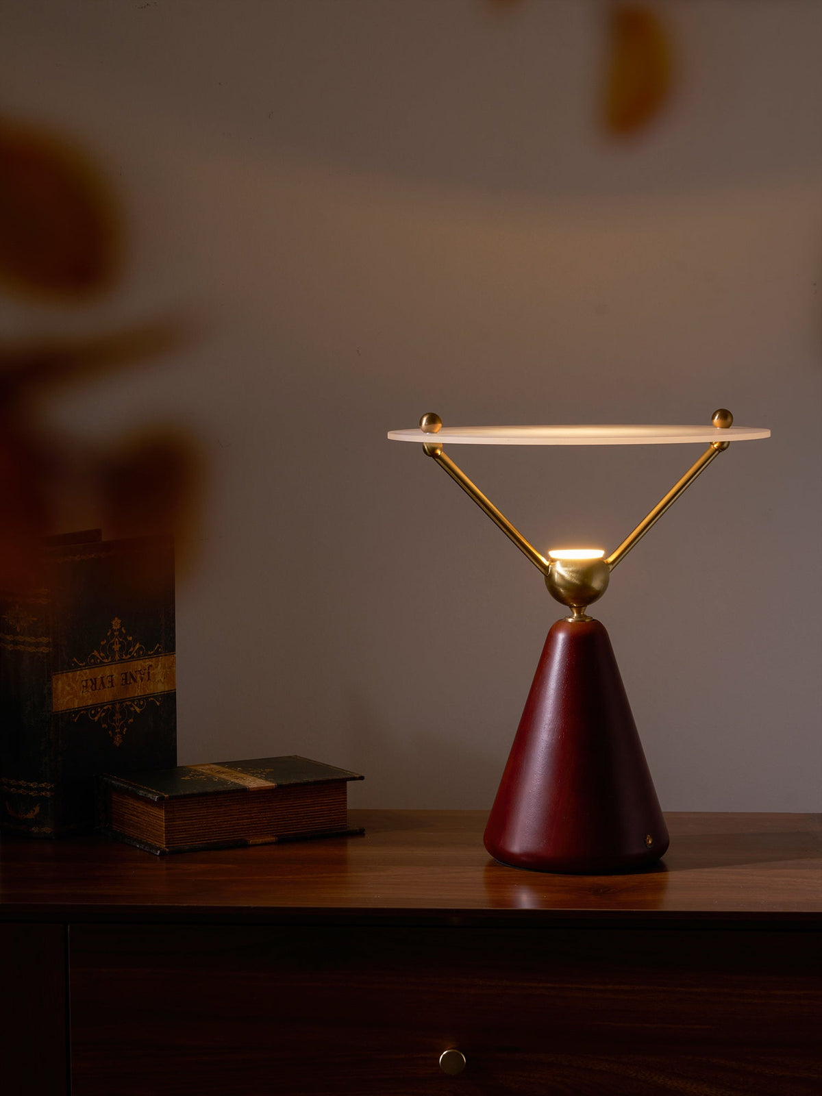 Balance Tischleuchte aus Holz im modernen Stil