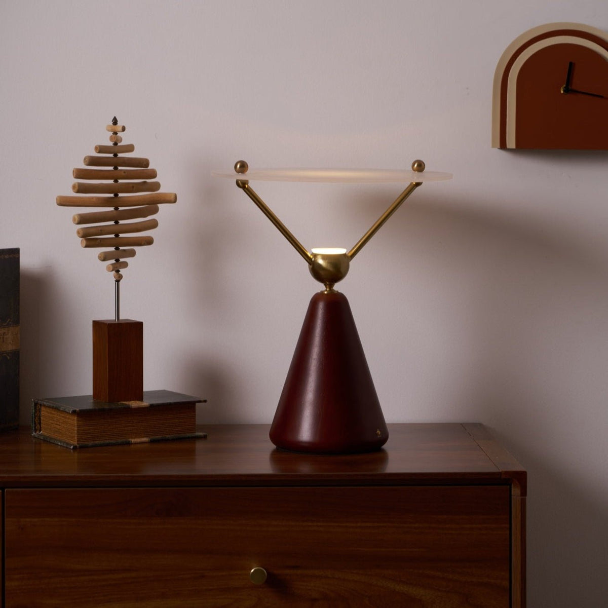 Balance Tischleuchte aus Holz im modernen Stil