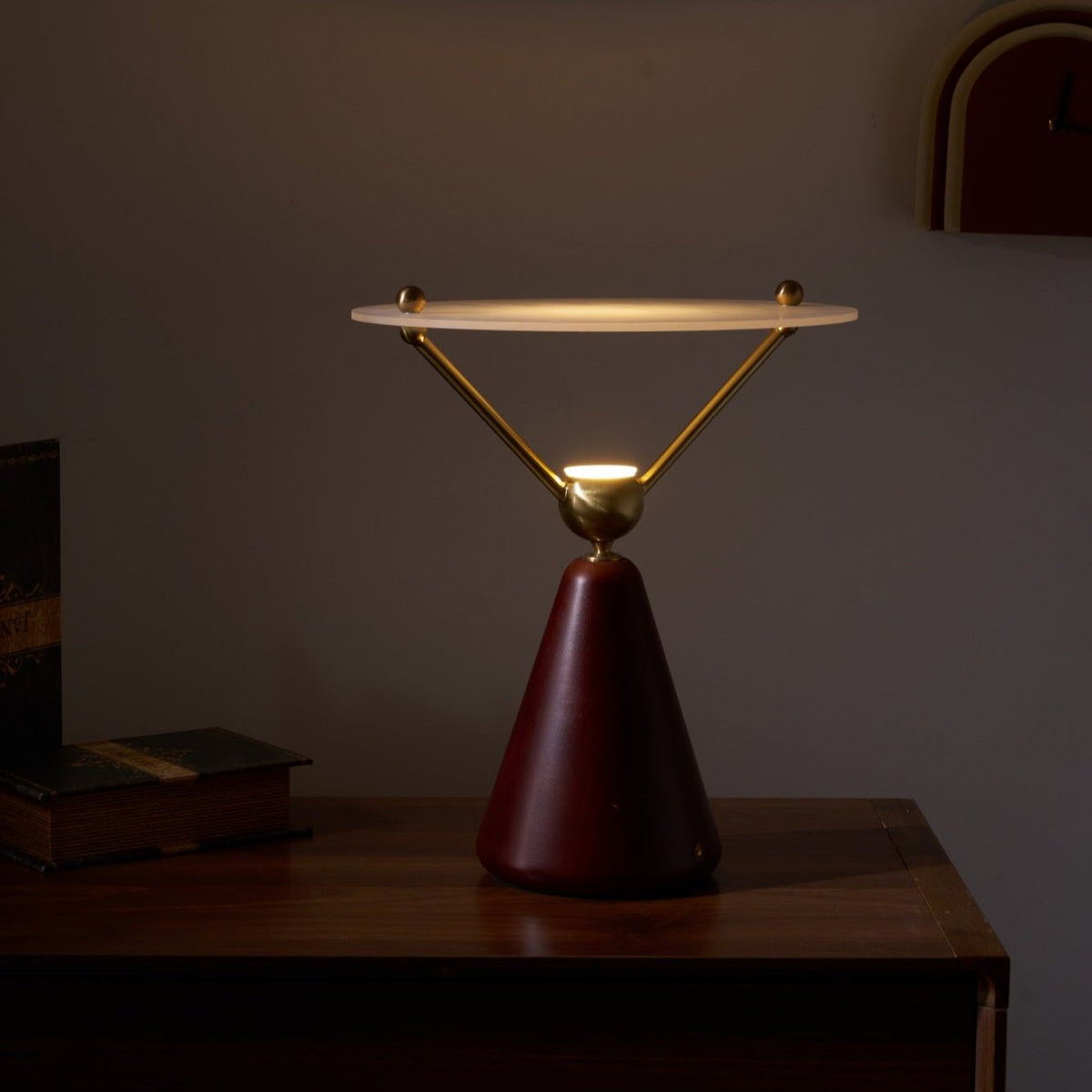 Balance Tischleuchte aus Holz im modernen Stil